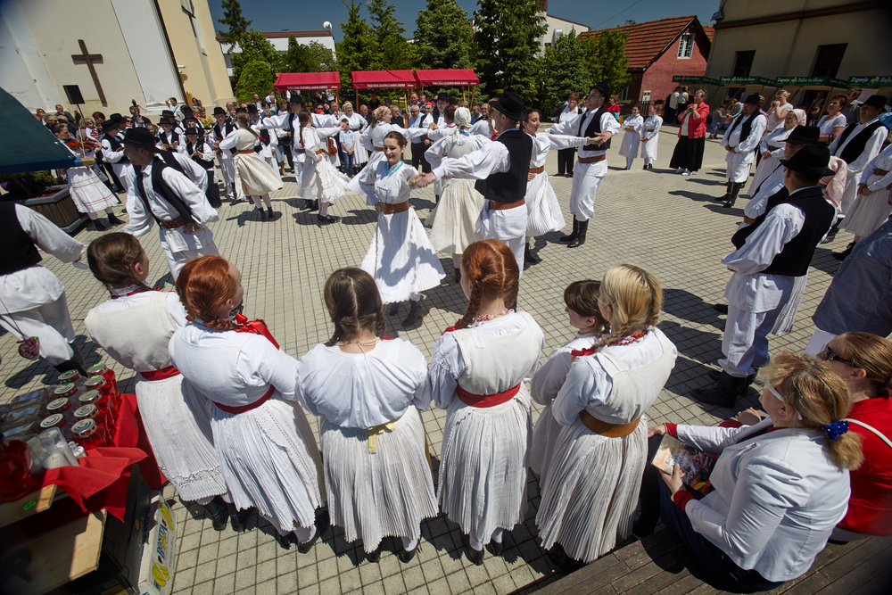 Ples članova Ansambla Zabok ispred zabočke župne crkve.