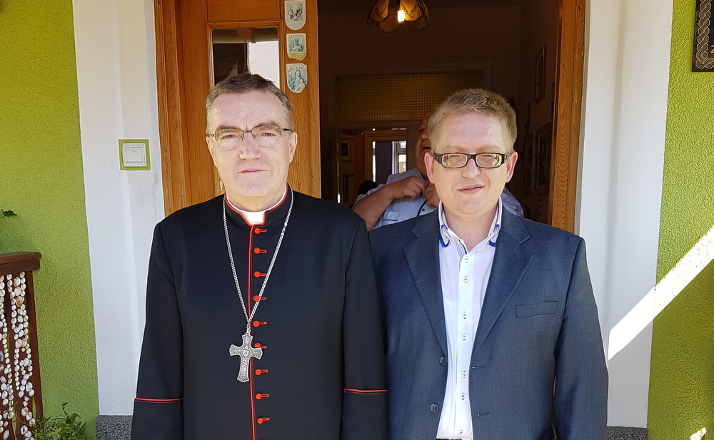 Sa zagrebačkim nadbiskupom kardinalom Josipom Bozanićem za njegova pohoda župi sv. Jelene Križarice u Zaboku.